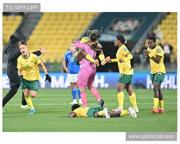 由于酷暑天气影响 美职联女足比赛推迟三个半小时 一名球员被送医治疗 由于酷暑天气影响 美职联女足比赛推迟三个半小时 一名球员被送医治疗